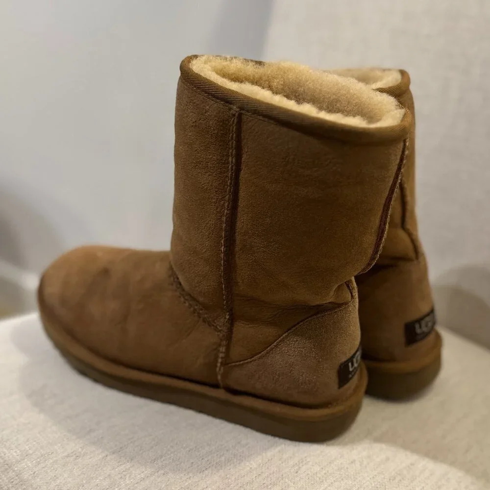 UGG Australia Classic Short Sheepskin Boots – Chestnut – Size 8